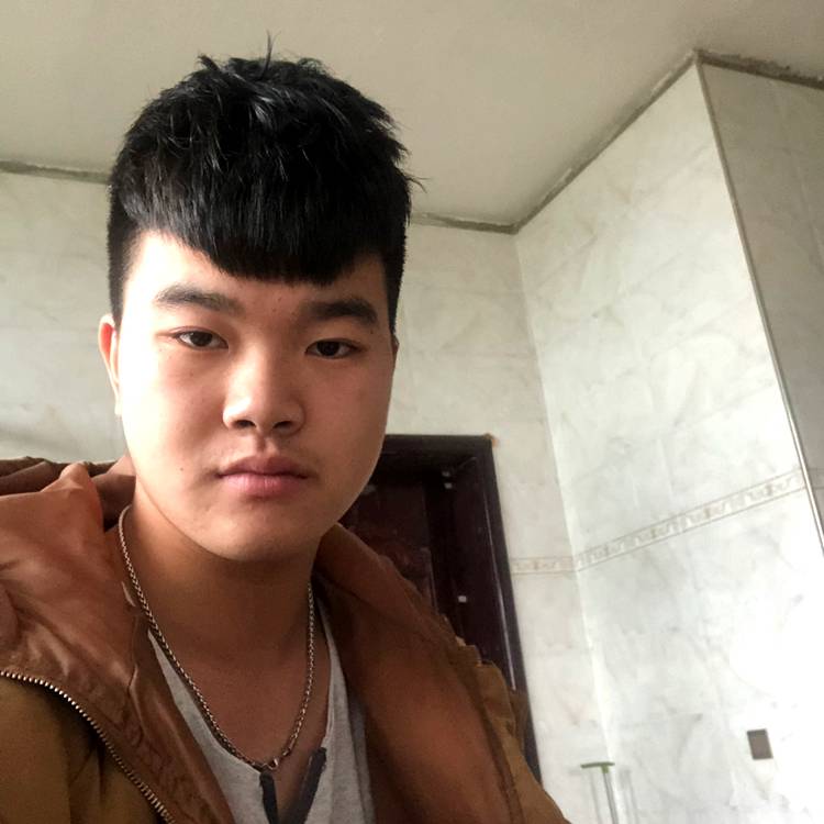 美好踢鞋子的照片