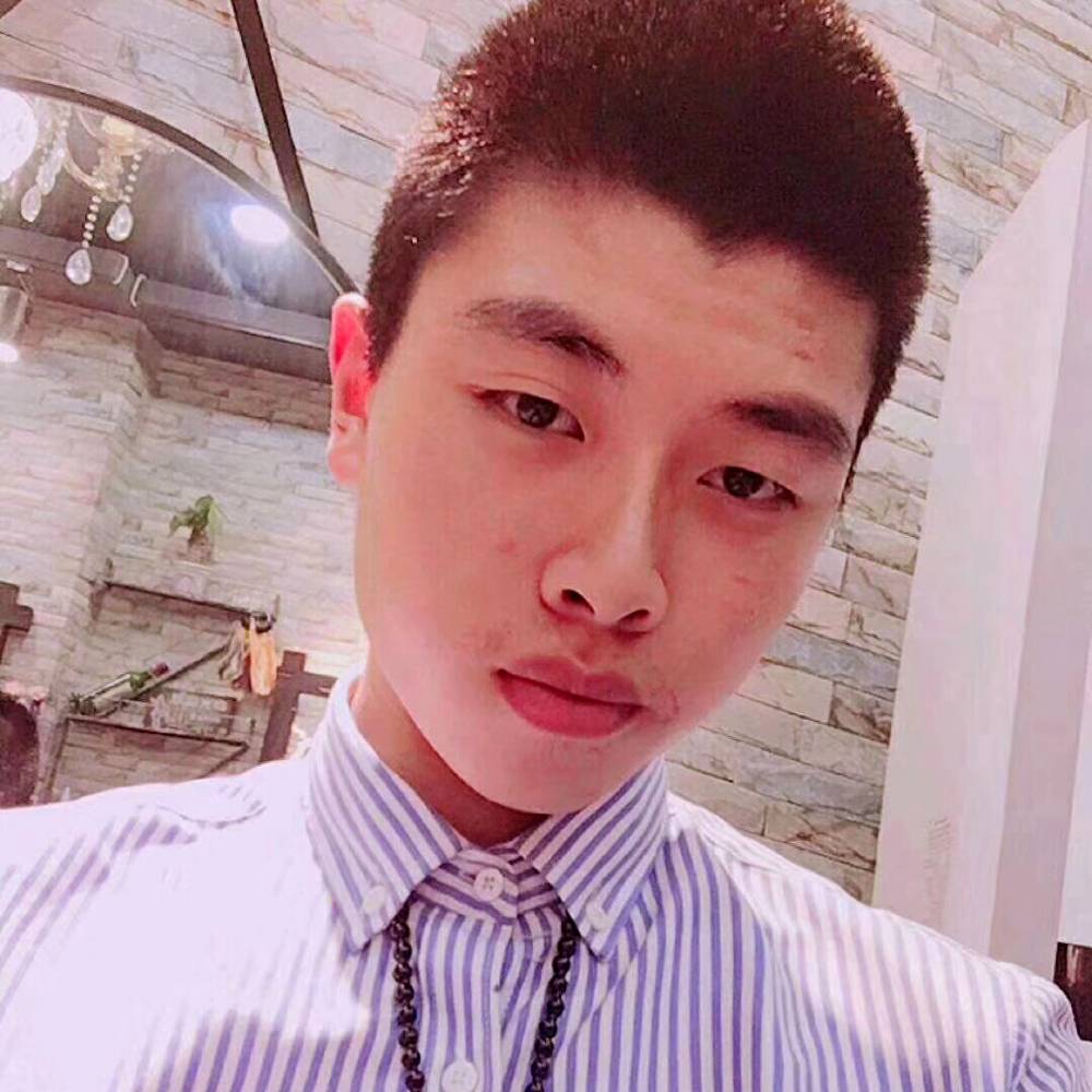 白云挽手寒冷的照片