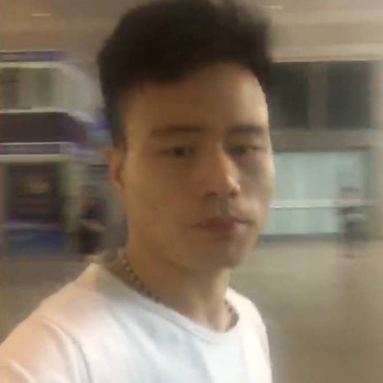黛儿蹙眉从容的照片