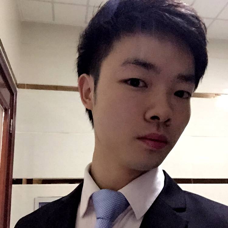 捏泥巴的小顽皮的照片