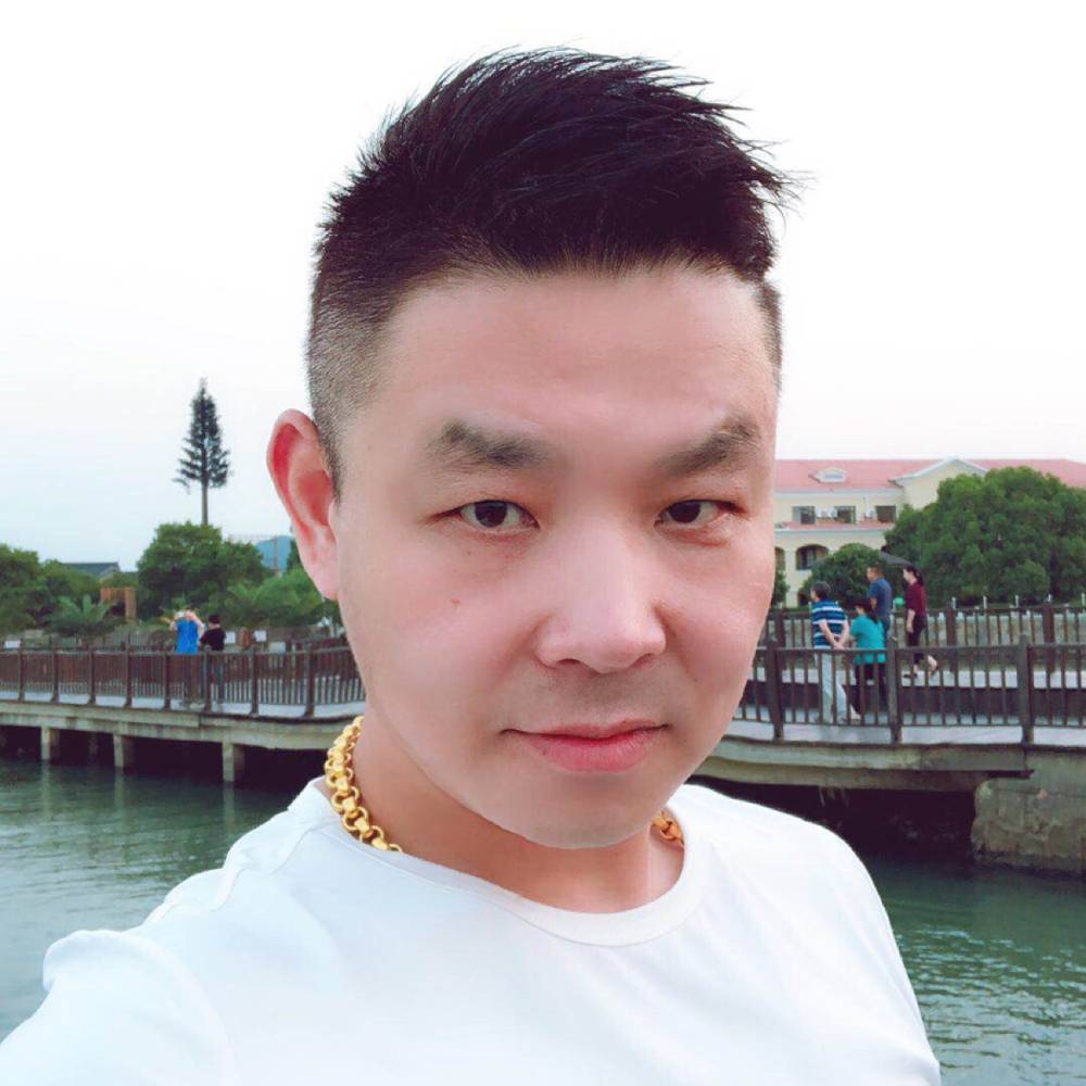 仁爱深拥的照片