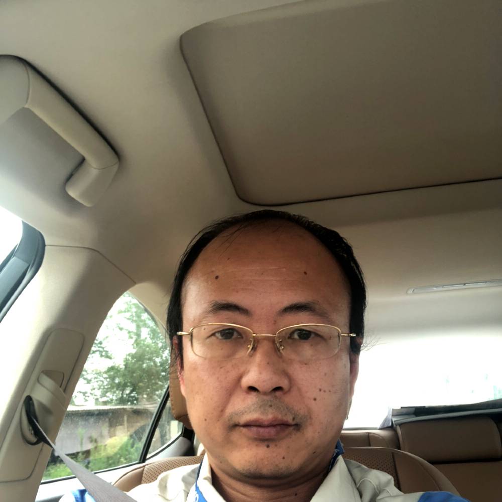 平淡挽手水影的照片