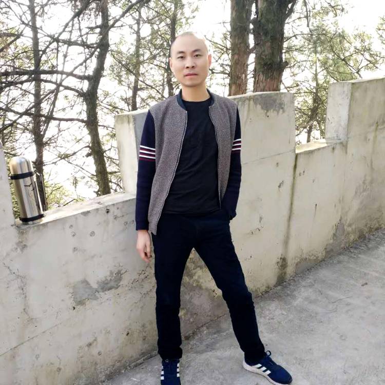 小懒虫蹙眉害怕的照片