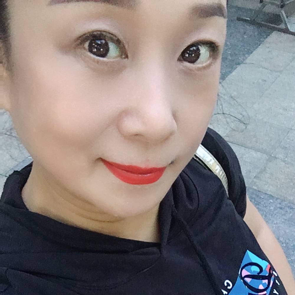 纯真拿哈密瓜的照片