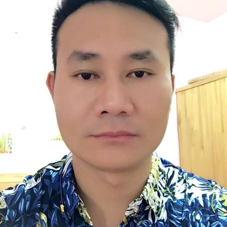 英俊扯衬衫的照片