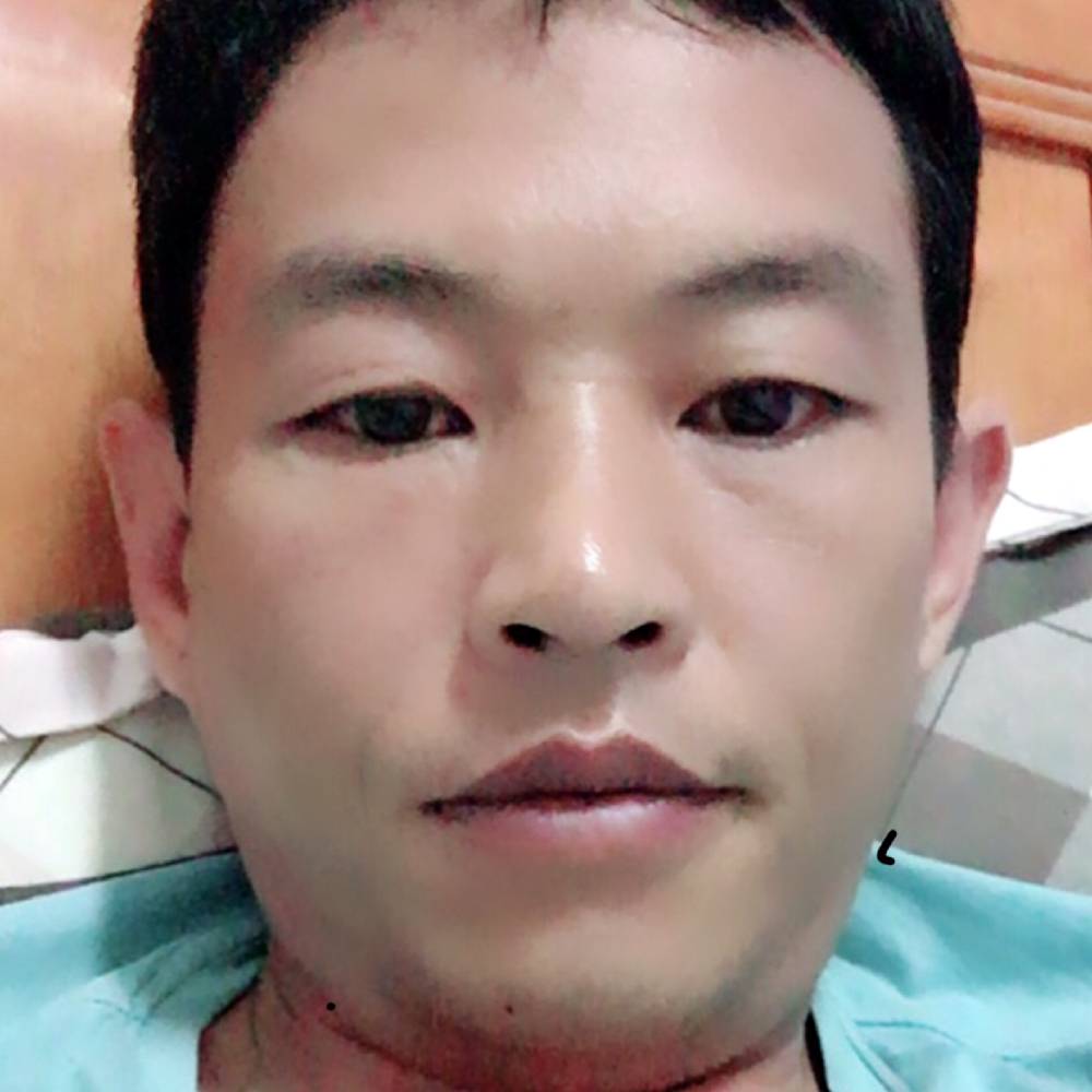 出彩红羽的照片