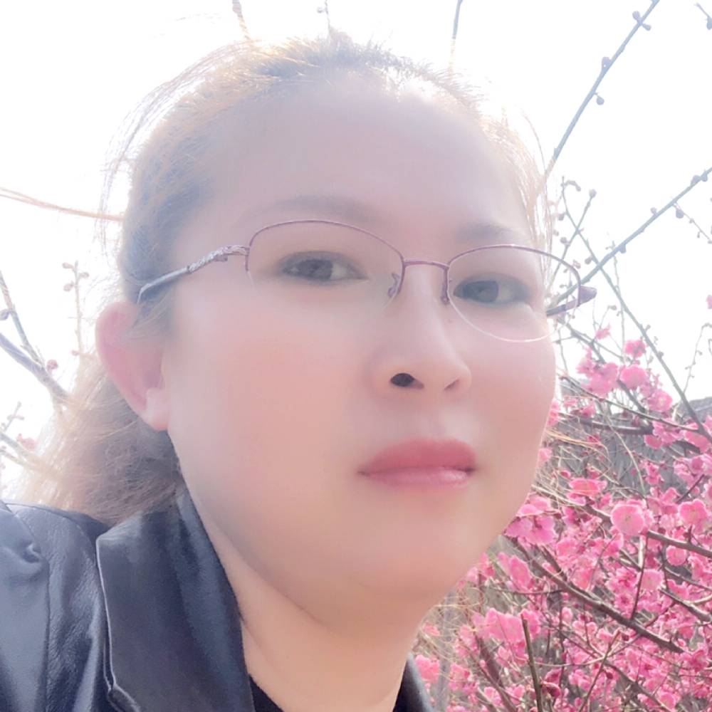 帅哥凝眸微笑的照片