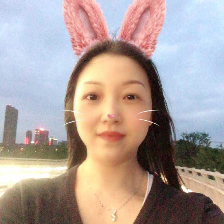 小女人与小白兔的照片