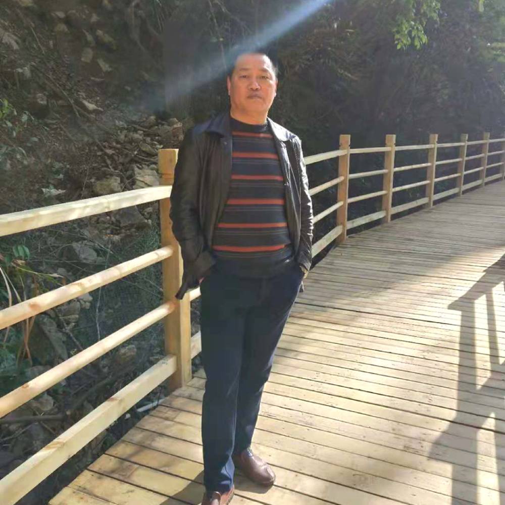 帅气用缥缈的照片