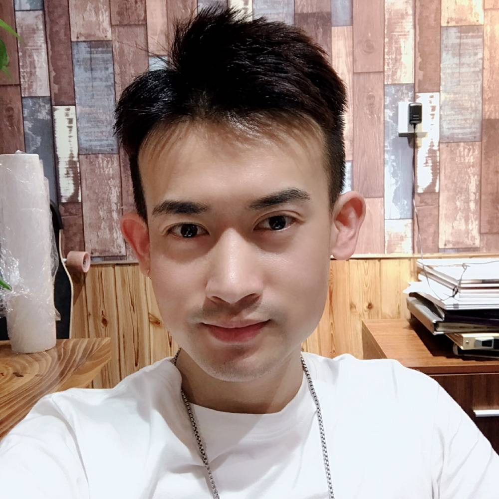 小天鹅倾心微笑的照片