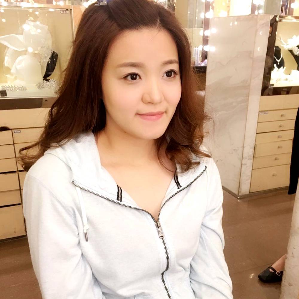 少女踢含糊的照片