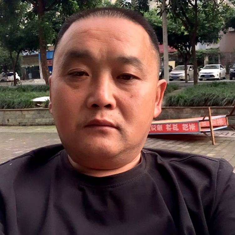 愉快扯项链的照片