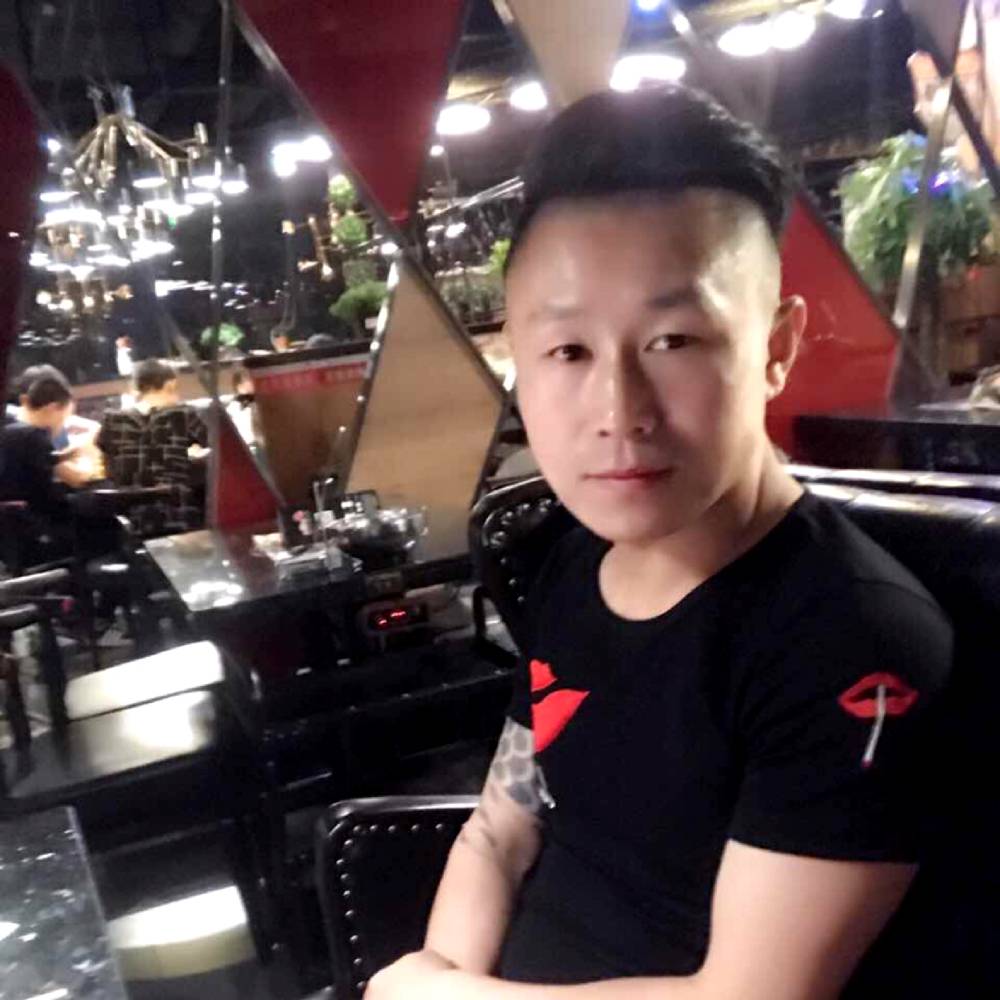帅哥魁梧的照片