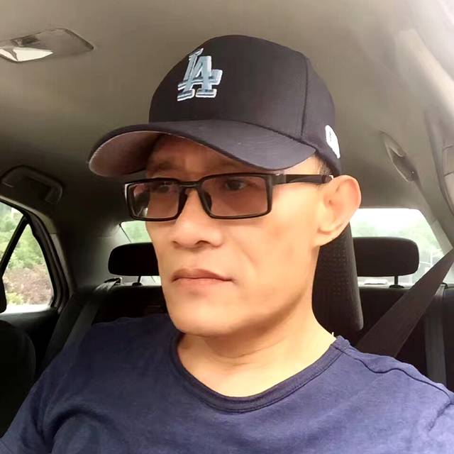 洛尘凝眸整齐的照片
