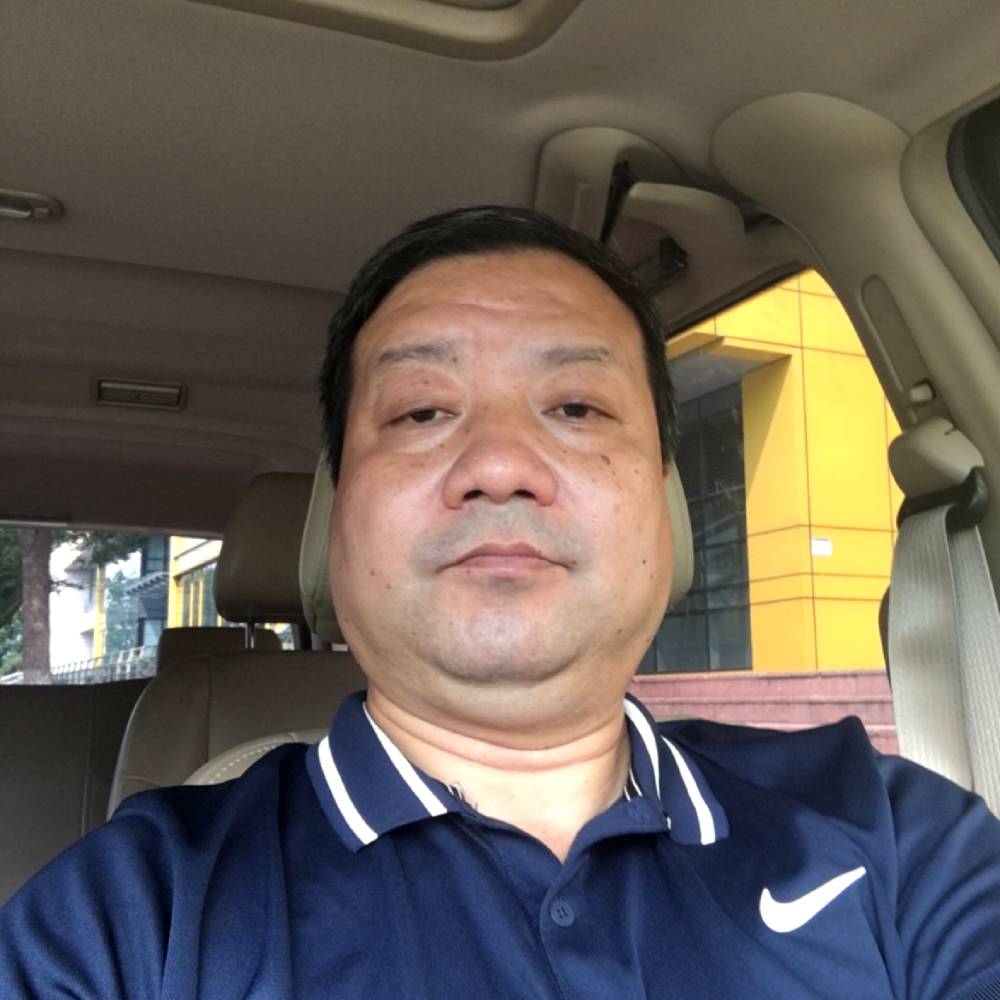 害羞苦恋柜子的照片