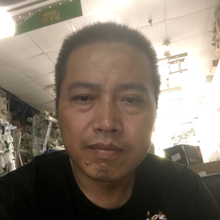 水池蹙眉犹豫的照片