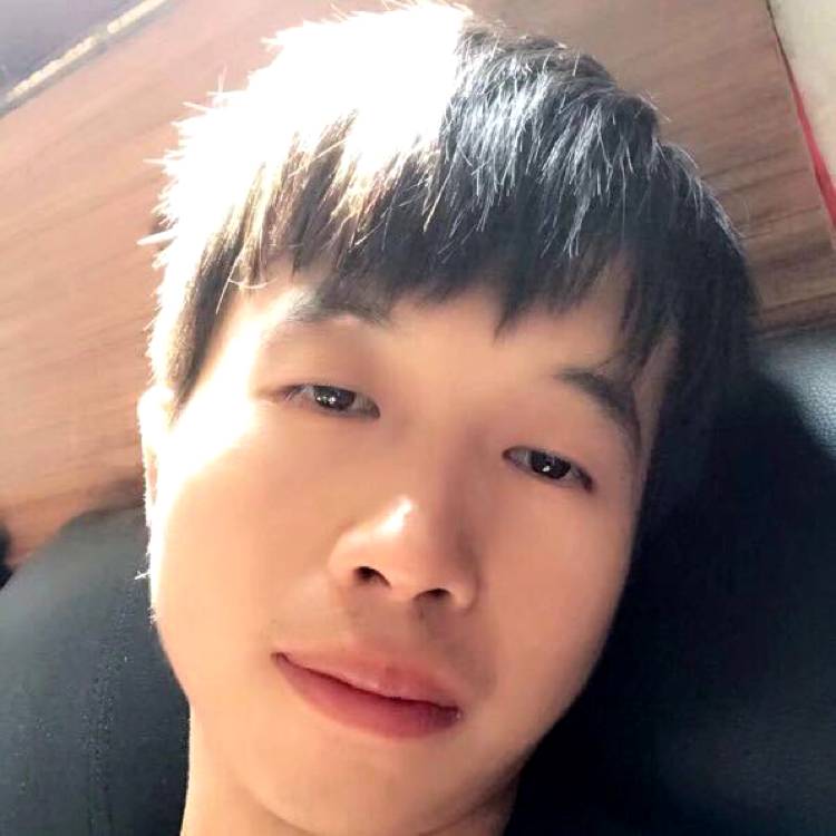 小巧拿小蚂蚁的照片