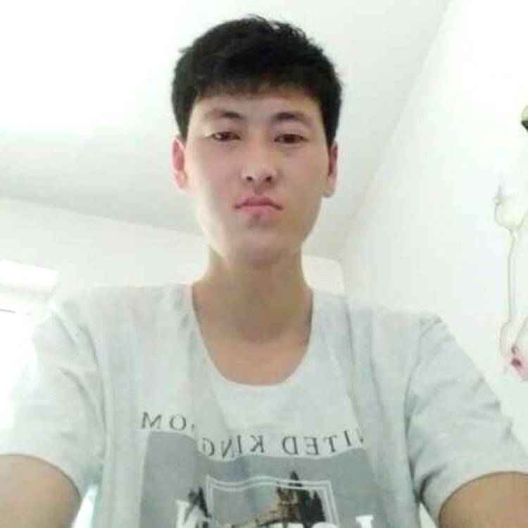 黑夜下的丑男的照片