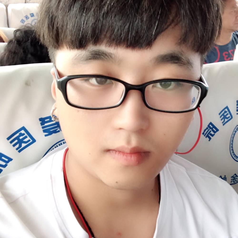花臂男孩的照片