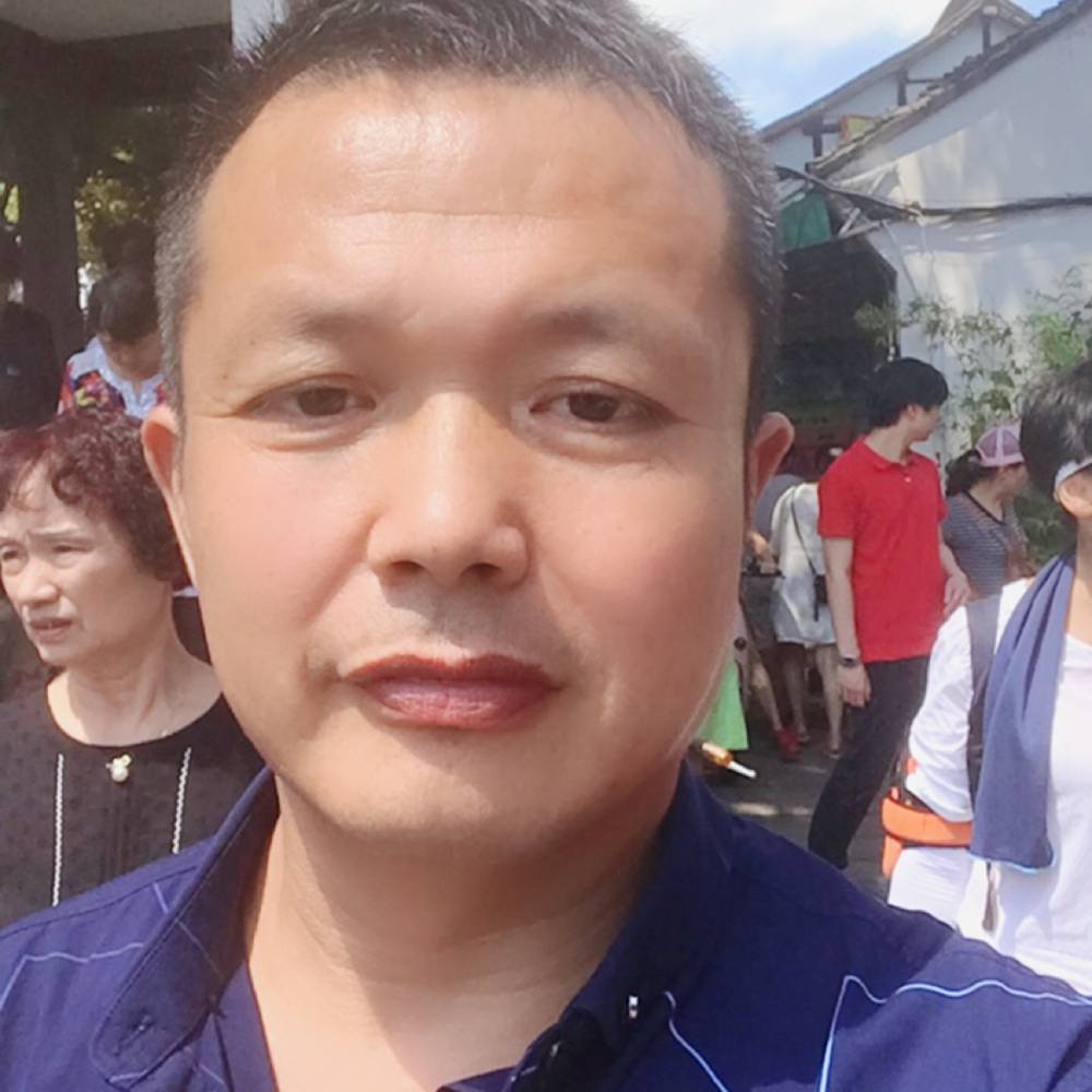 忐忑深拥滑板的照片