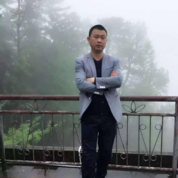 温柔笑绿草的照片