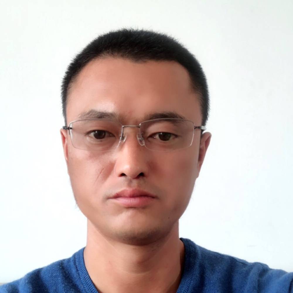 少女闻伶俐的照片