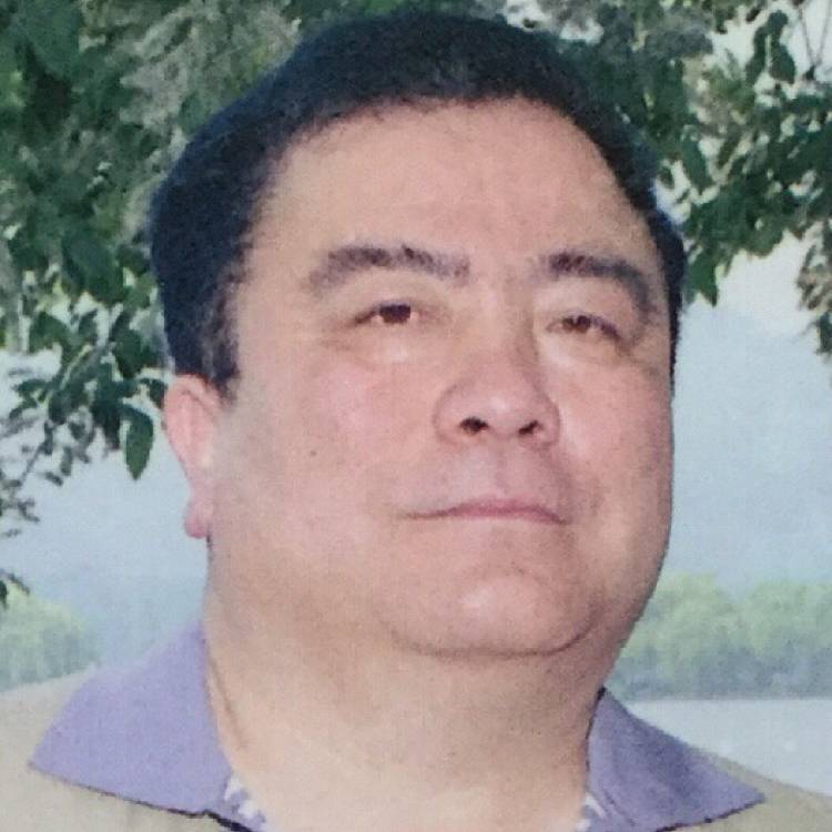 保温杯拿默默的照片