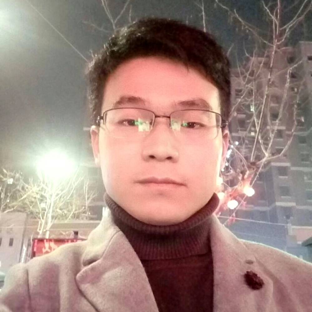 留胡子迎小懒猪的照片