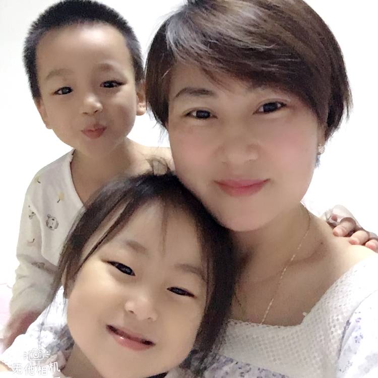 会撒娇挽手时光的照片