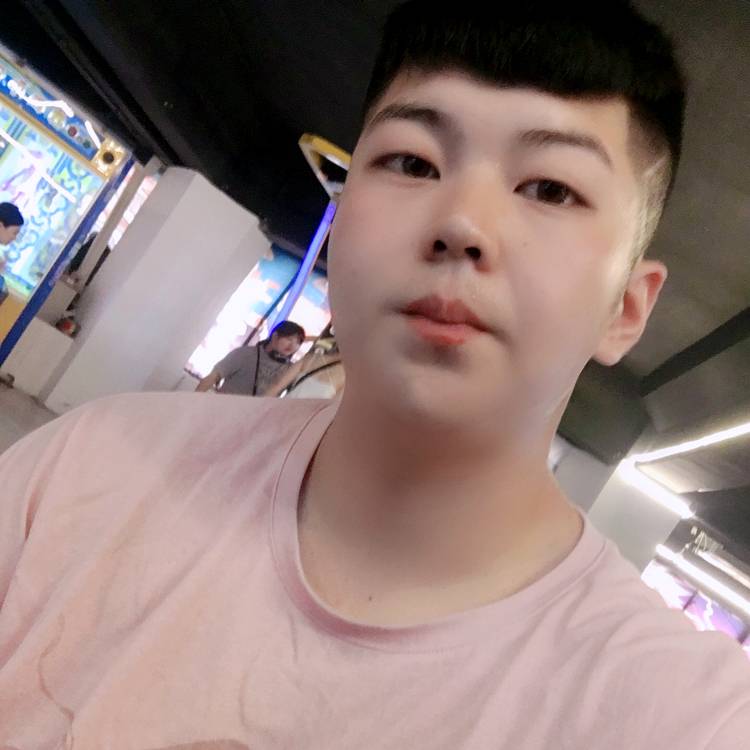 热爱轮滑的男孩的照片