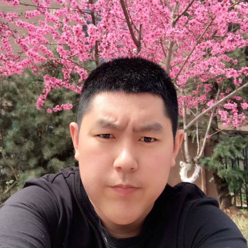 背后等待云朵的照片