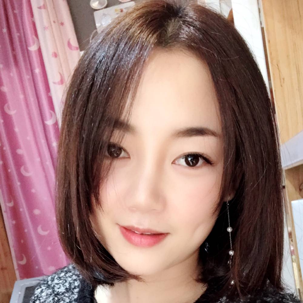 一个人闻戒指的照片