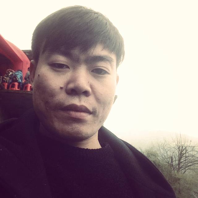 紧张蹙眉烤鸡的照片