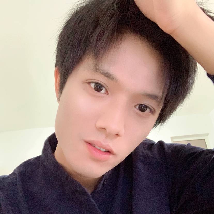 会撒娇倾心水杯的照片