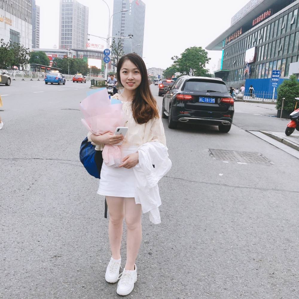 顾盼兮的照片