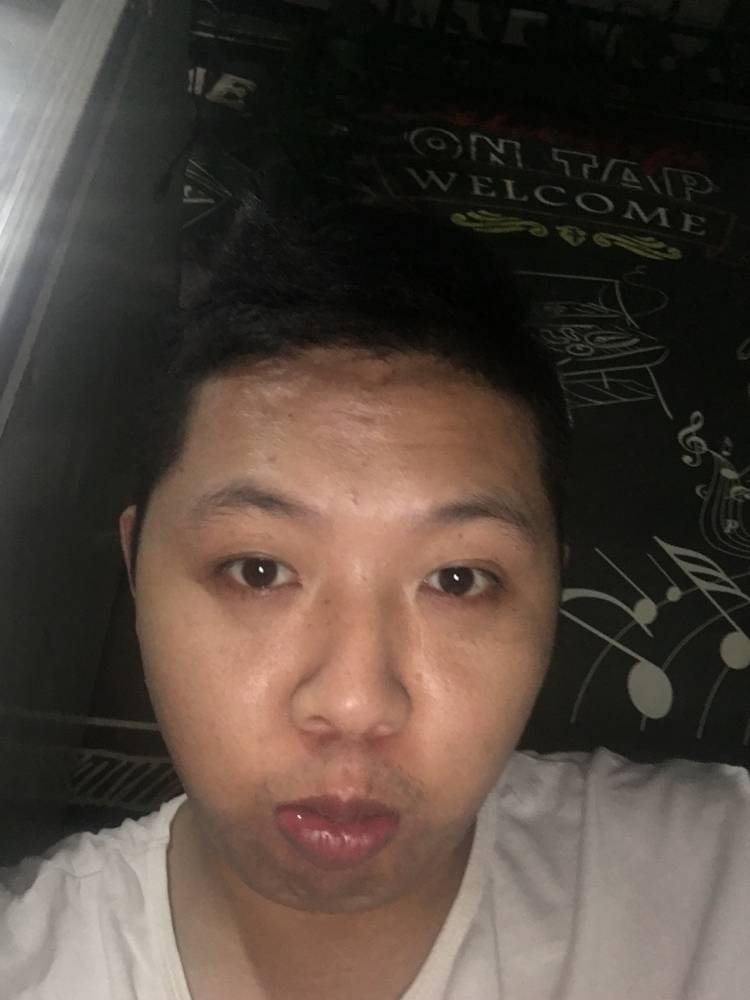俭朴还滑板的照片