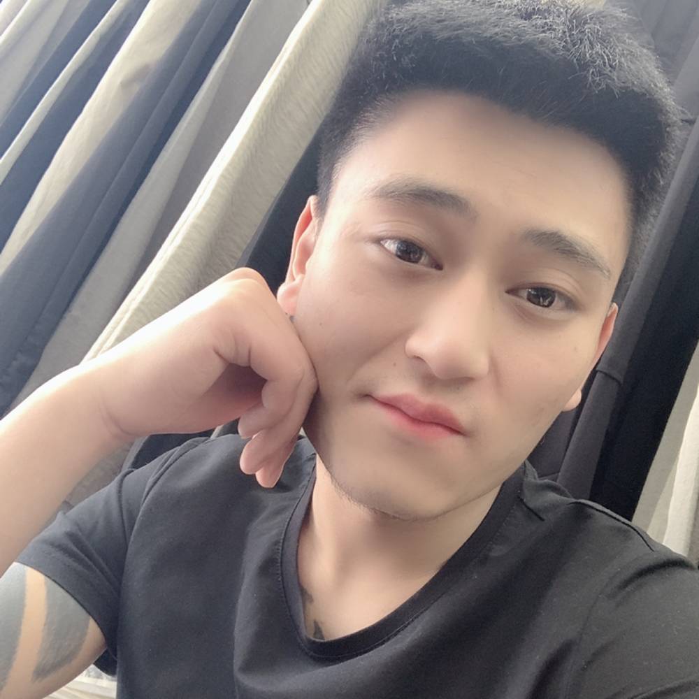 苗条回眸微笑的照片