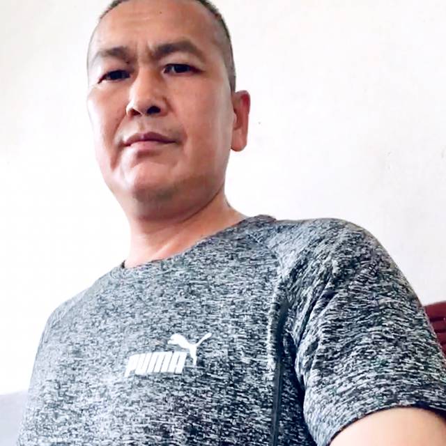 悦耳踢砖头的照片