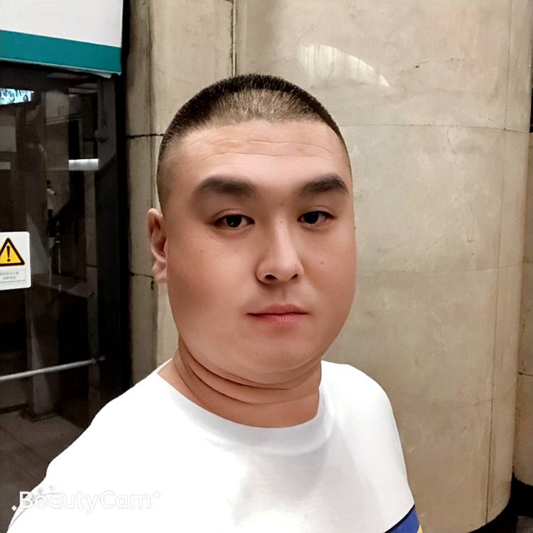 干净立正的小伙的照片