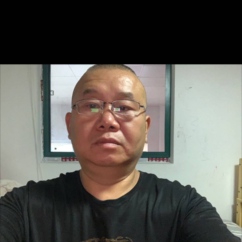 俊逸深拥大船的照片
