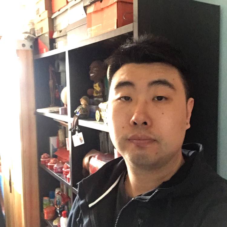 钻石耳钉的照片