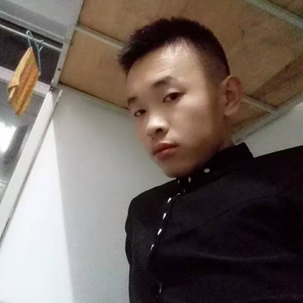 埃菲尔铁塔下的爱的照片