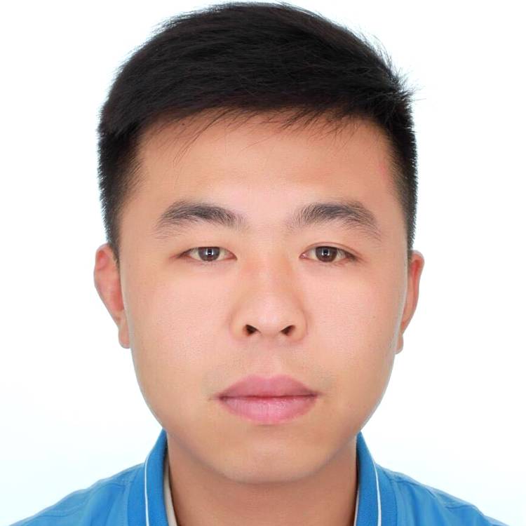 快乐深拥蓝天的照片