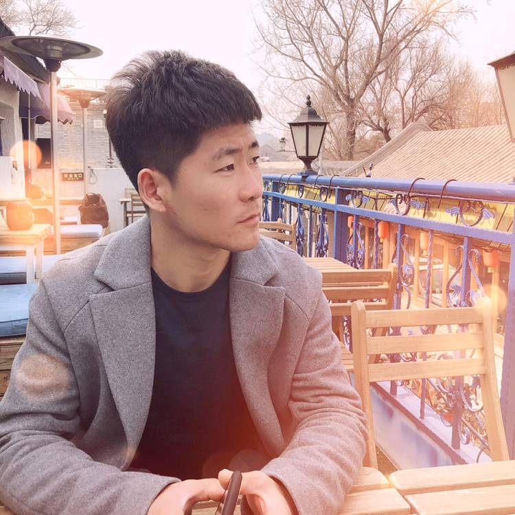 大胆浅吻小伙的照片