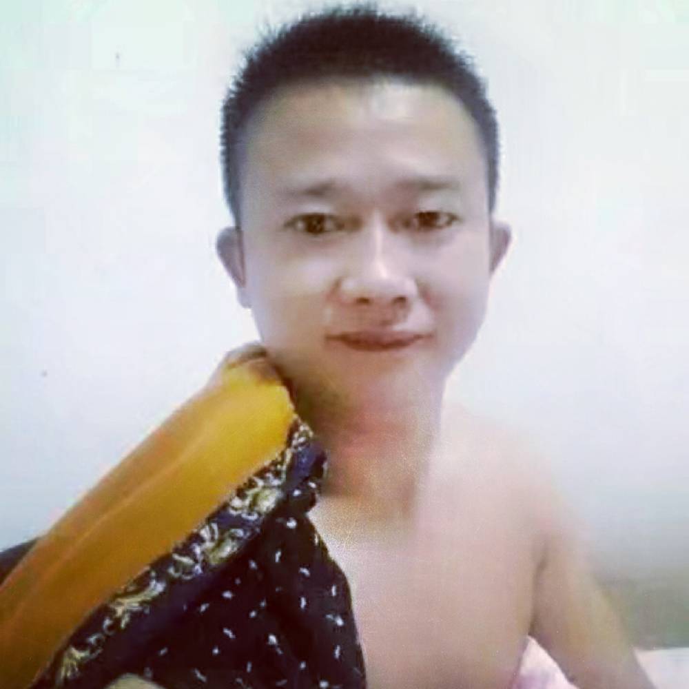 路人回首落寞的照片