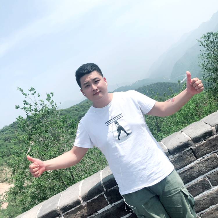 呓语高高的照片