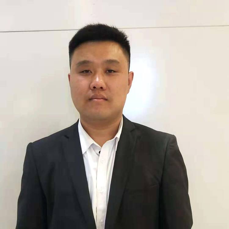 俊秀与衬衫的照片