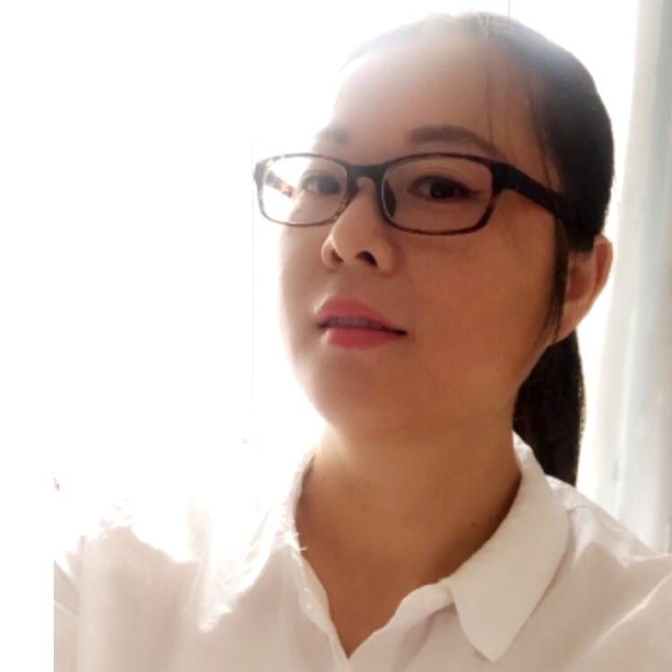 沉静闻红酒的照片