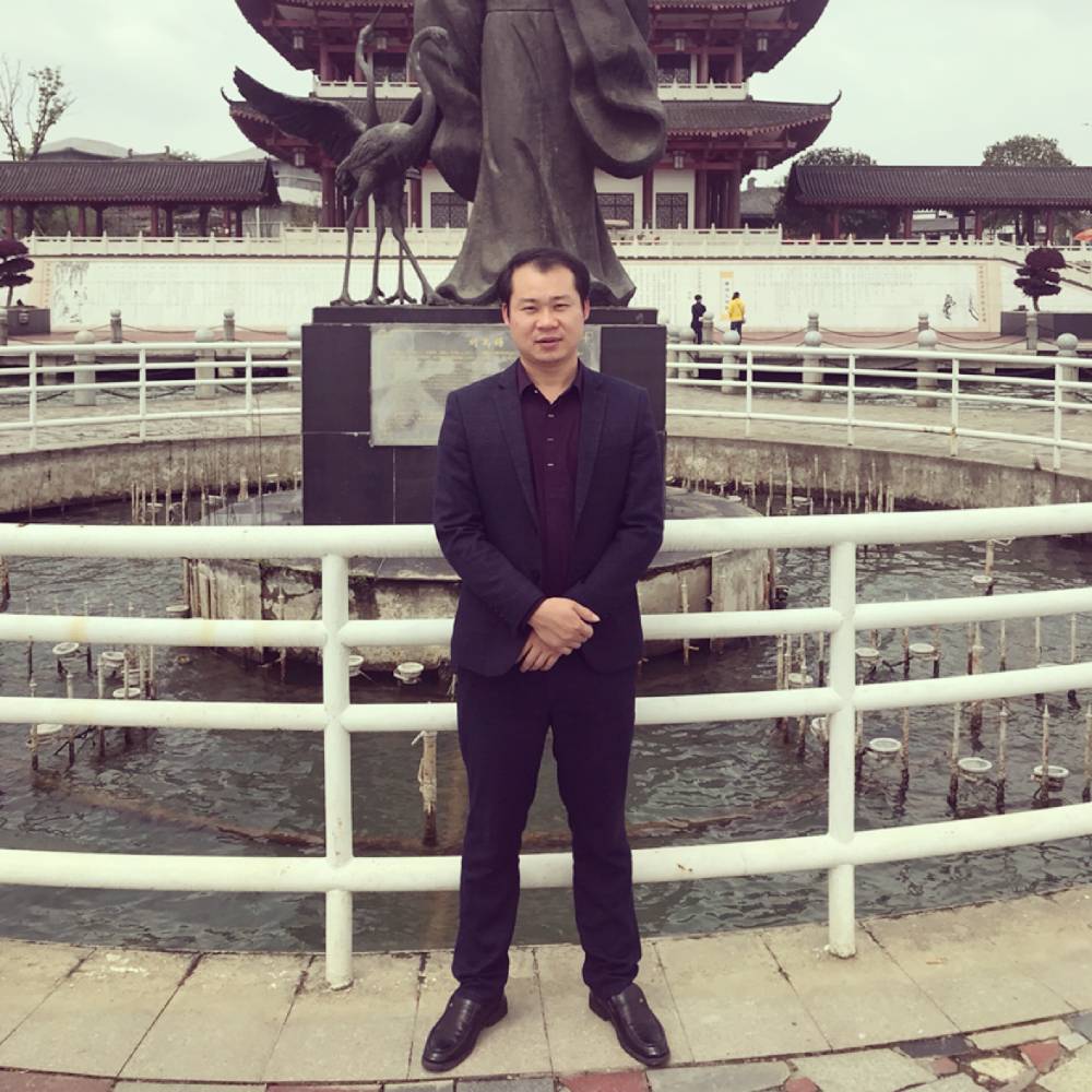 蓝天迎平淡的照片