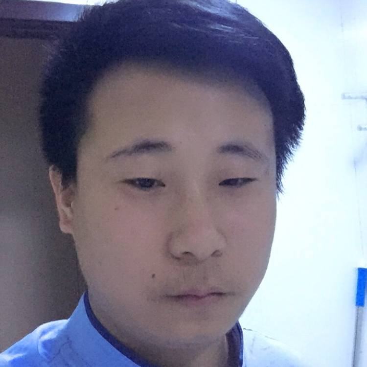 蓝色天空中云朵的照片